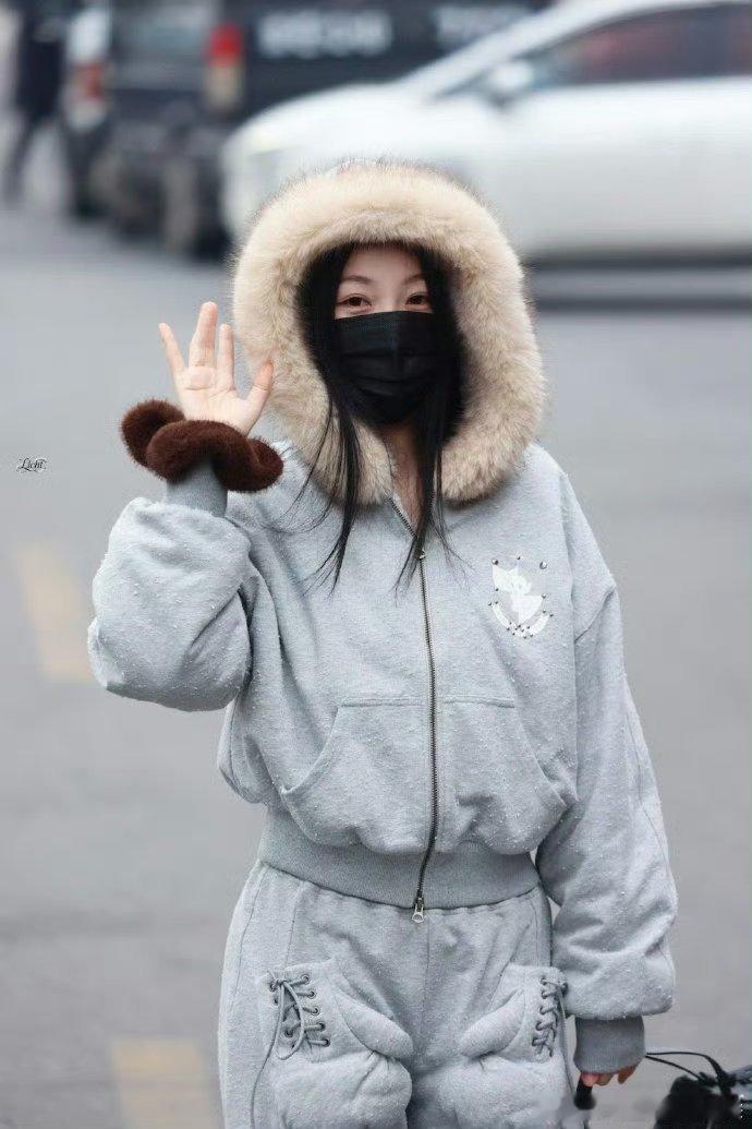 虞书欣云初令今日上班路透，穿的好暖和啊！
