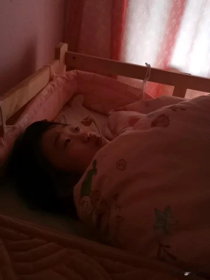 为什么自闭症孩子容易情绪崩溃，家长也很累？因为无法沟通第一种情况，他想