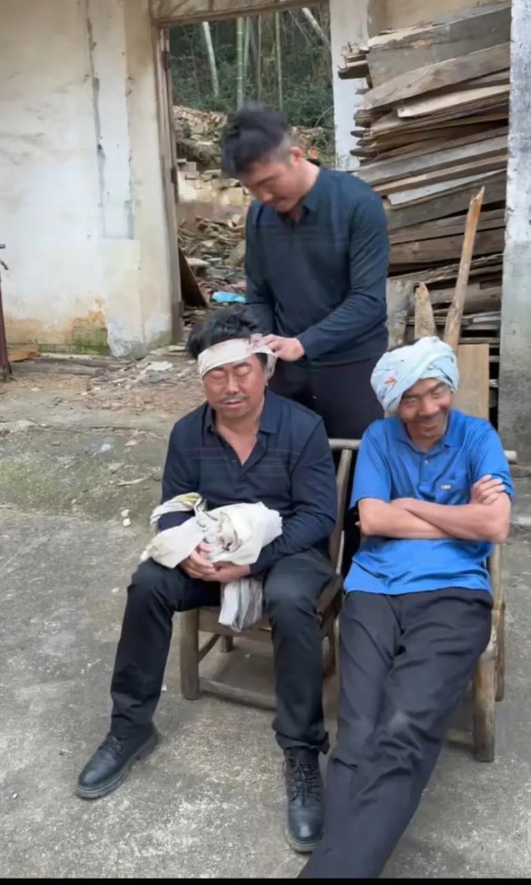 印度这个头帽...太像老太太的裹脚布，又长又臭又麻烦，给你包个头给豪哥哥累坏坏