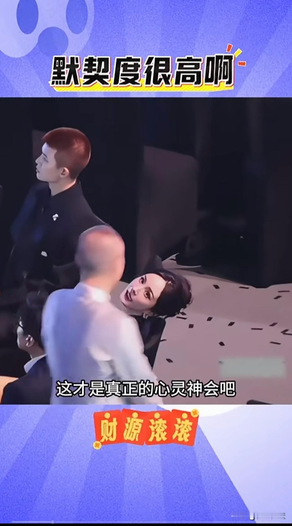 比一般夫妻还要默契，手搭肩膀太自然，杨大幂幂见了都笑脸相迎，这男士身份不一