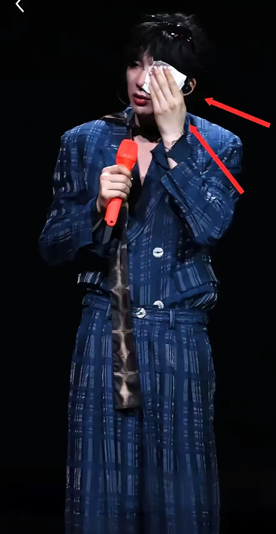 35岁还当众掉泪，丢人吗？​粉丝喊他别哭，自己却先红了眼。​刘宇宁在演唱会哽咽：