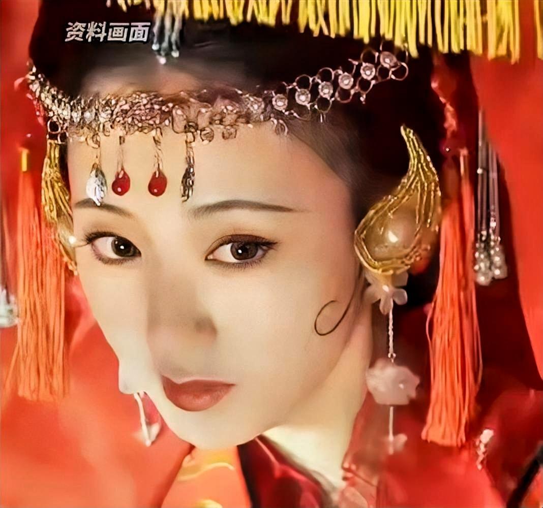 小李琳复出冲上热搜，词条是古装气质依旧。我点开片场视频，愣了几秒。粉丝上