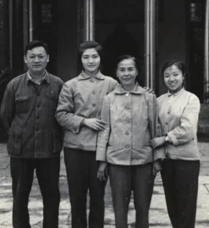 贺子珍去世后，上海提出丧事从简，贺家坚持她是中央直管干部应有相应待遇吗？198