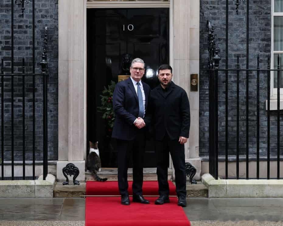 最新消息：泽连斯基刚刚抵达英国首相斯塔默的官邸唐宁街10号。一只名叫拉里的猫看到