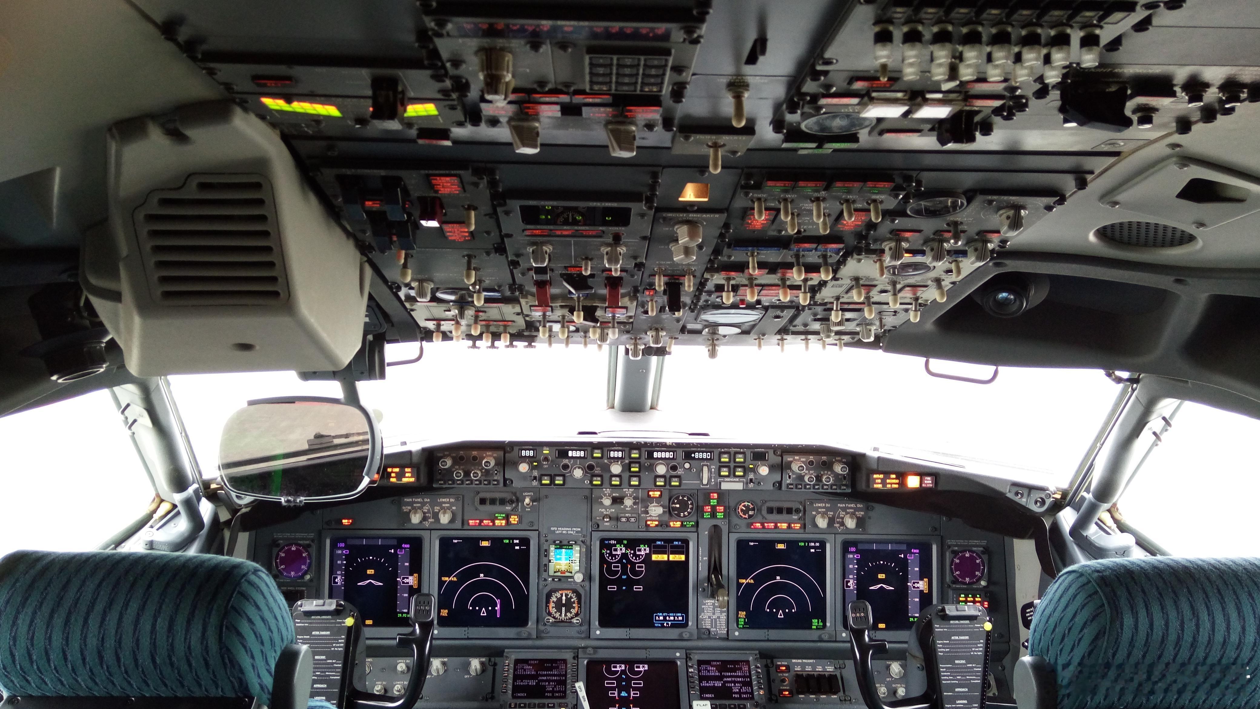 抬头显示组件砸晕机长，副驾独自操作波音客机返航外媒报道，近日美国西南航空一架客机