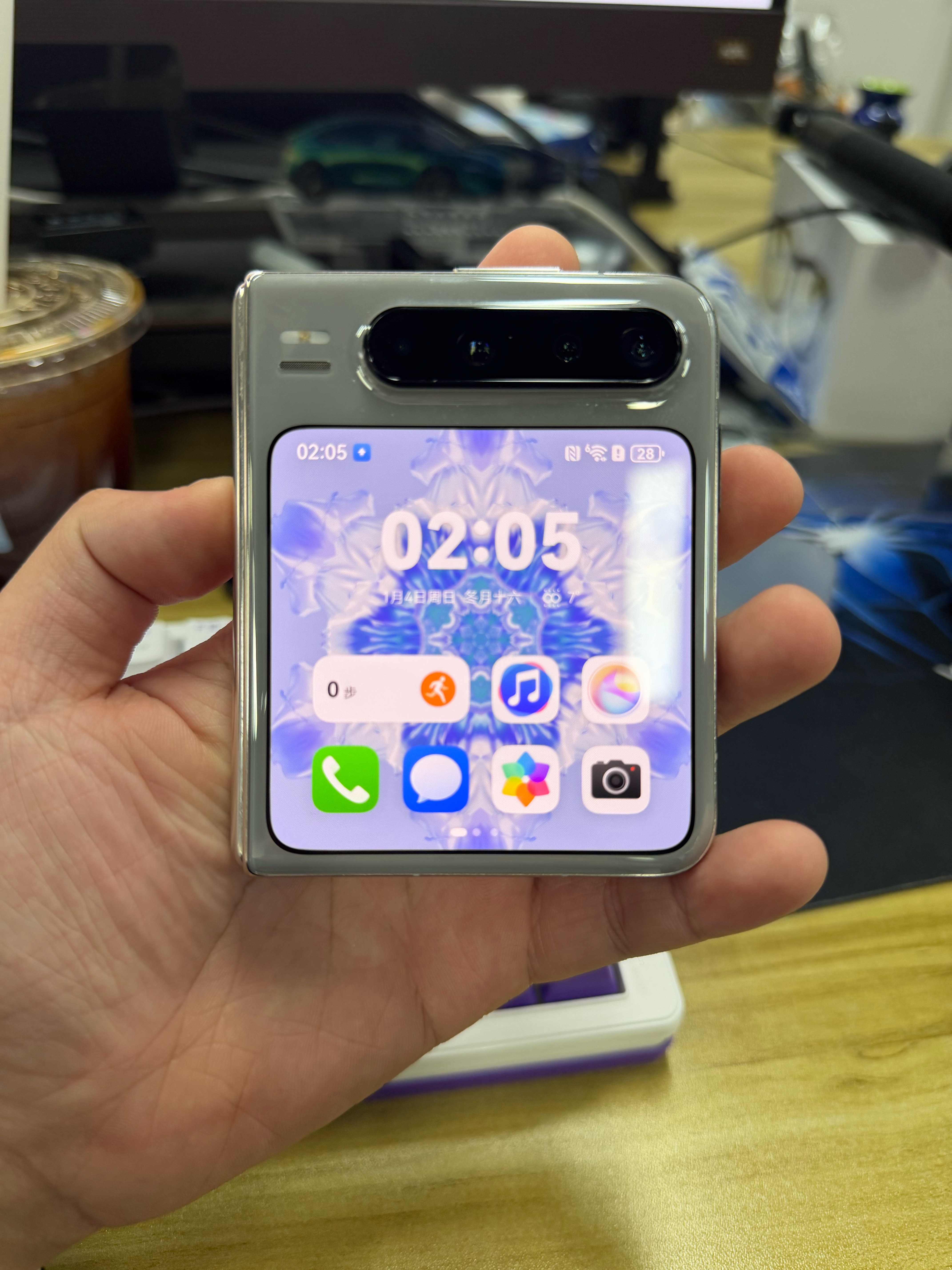 iPhoneFold上手这iPhone的折叠屏怎么有点…不说丝毫不差，只能说一模