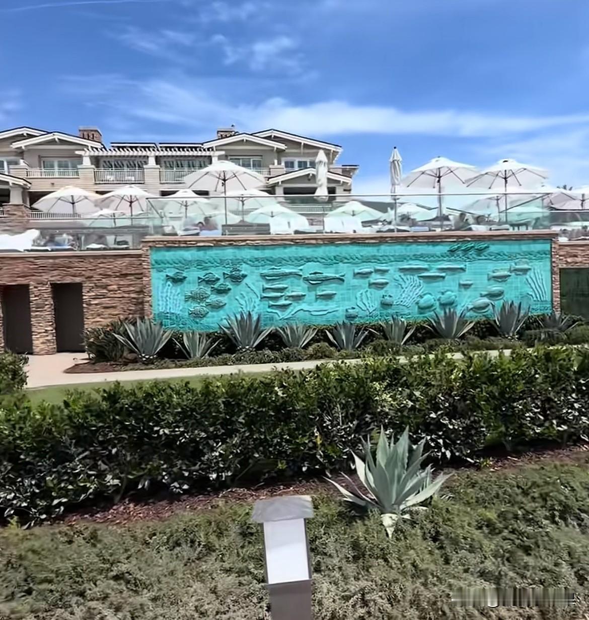 这就是景甜曾经住的地方，孙某晨说的花一百万美金包下来的酒店。依山傍水，确实够私