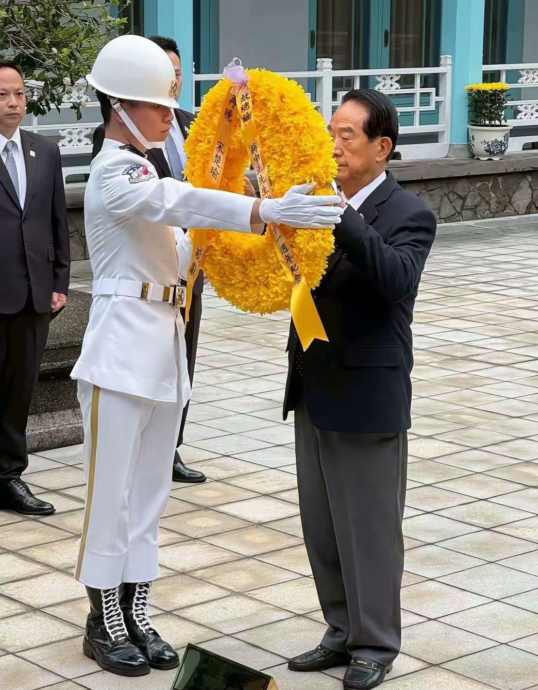 亲民党主要负责人宋楚瑜，最近有四个表现，一是“蓝白合”本来是整个蓝营的事情，他的