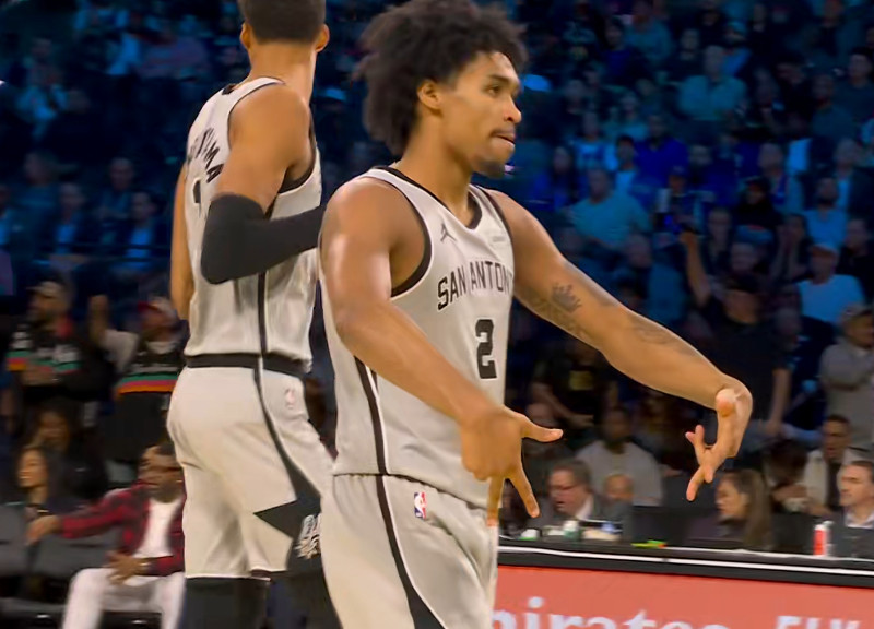 文班今天像地球人，哈珀像外星的。