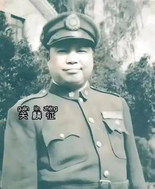 1975年，蒋介石在台北去世。消息传到香港，躲避了26年的关麟征破天荒登上了飞往