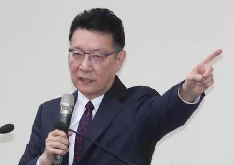 赵少康怒了！赵少康今天记者会的阵仗不小。他现场播放的AI网军攻击片段里