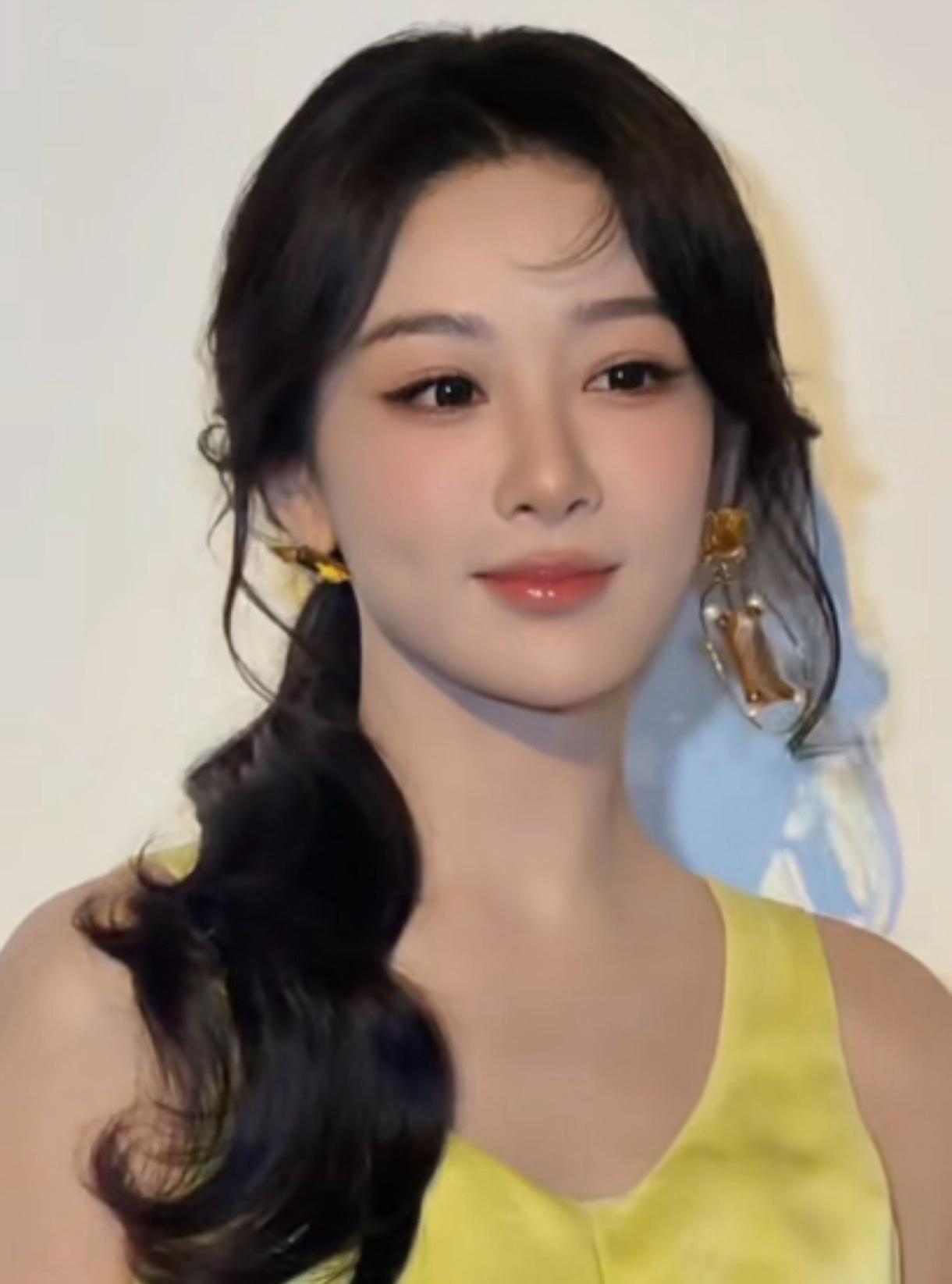 看到杨紫巴黎时装周这组生图的时候，第一反应是：这真的是原相机直出？作为纪梵希中国
