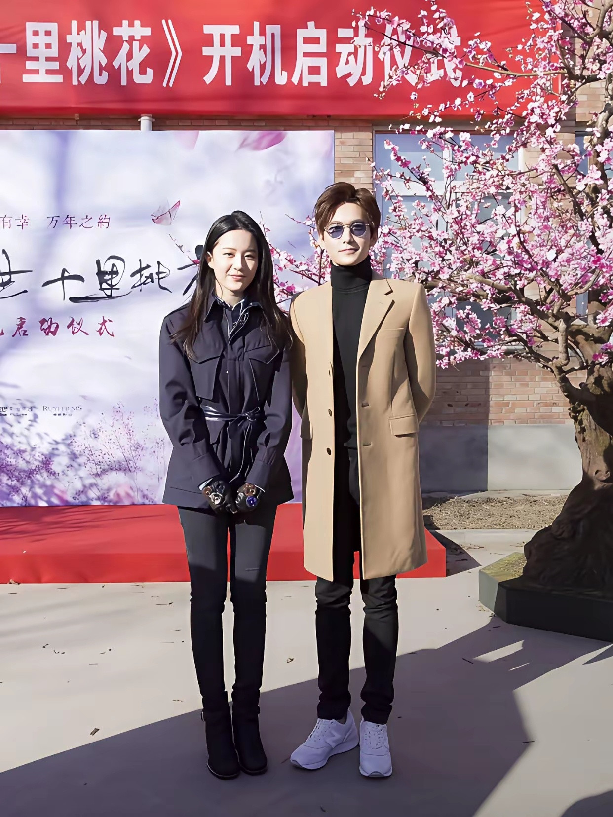 这么看的话，杨洋其实挺高的。都知道刘亦菲个子很高，杨洋站在她身边还高出一大截。可