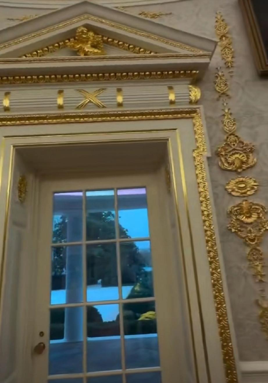 白宫官员DanScavino发布的全新装修后的椭圆形办公室，到处都是金光闪闪的