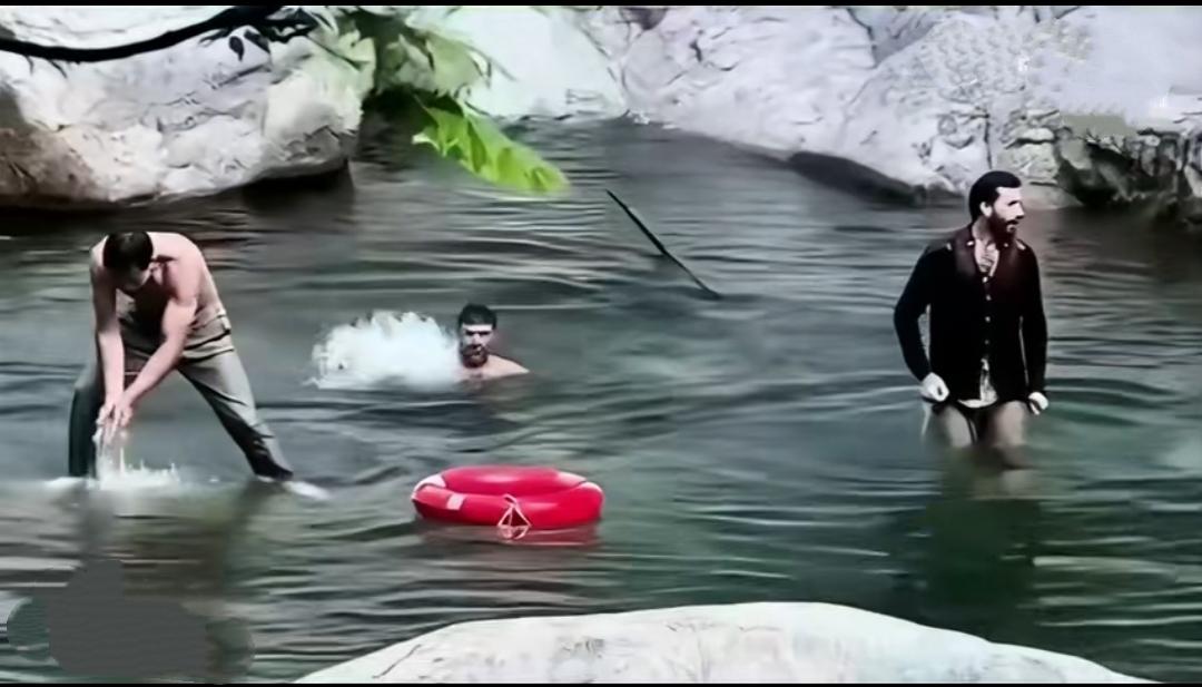 最近，江西庐山石门涧景区的一潭清水被搅得沸沸扬扬——三名外籍游客脱得赤条条跳进水