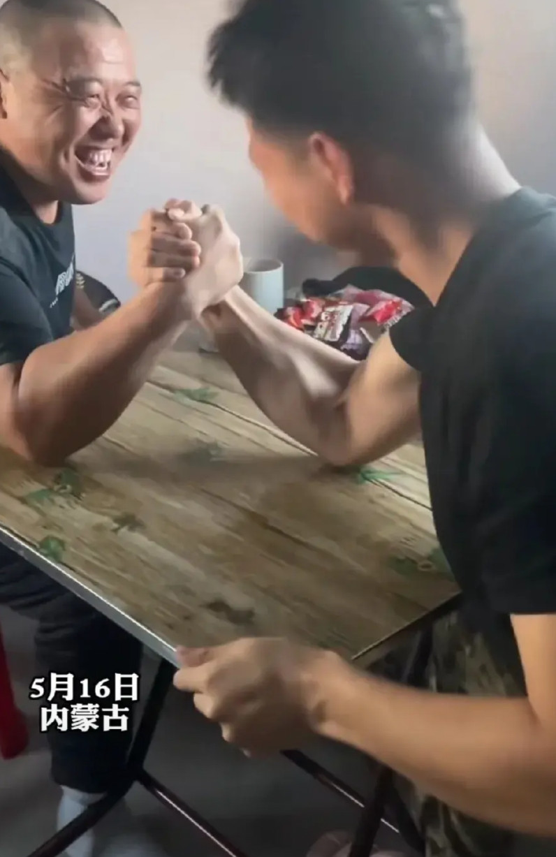 5月16，内蒙古一男子在健身房练了两年，练就一身肌肉。他想在父亲面前炫耀一下，提