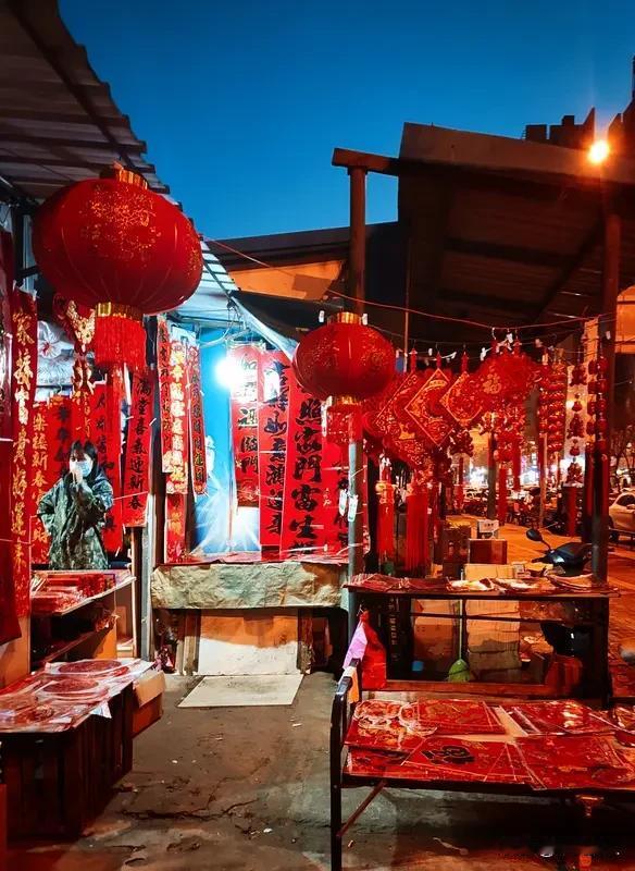 你认为年味越来越淡的原因是什么现在很多人都觉得年味越来越淡，我深有同感。生活