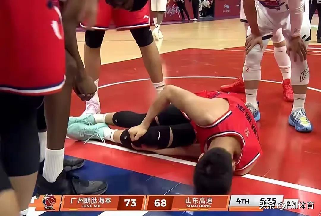 当郭艾伦被担架抬下场时，有人翻出他上综艺的旧账，阴阳怪气地说“早叫你别捞钱”。这