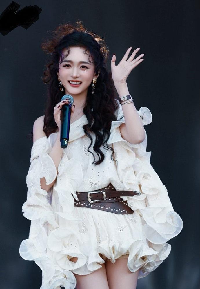最近何泓姗在出席音乐节的时候搭配了一件白色的裙子，看上去年轻又靓丽。何泓姗搭