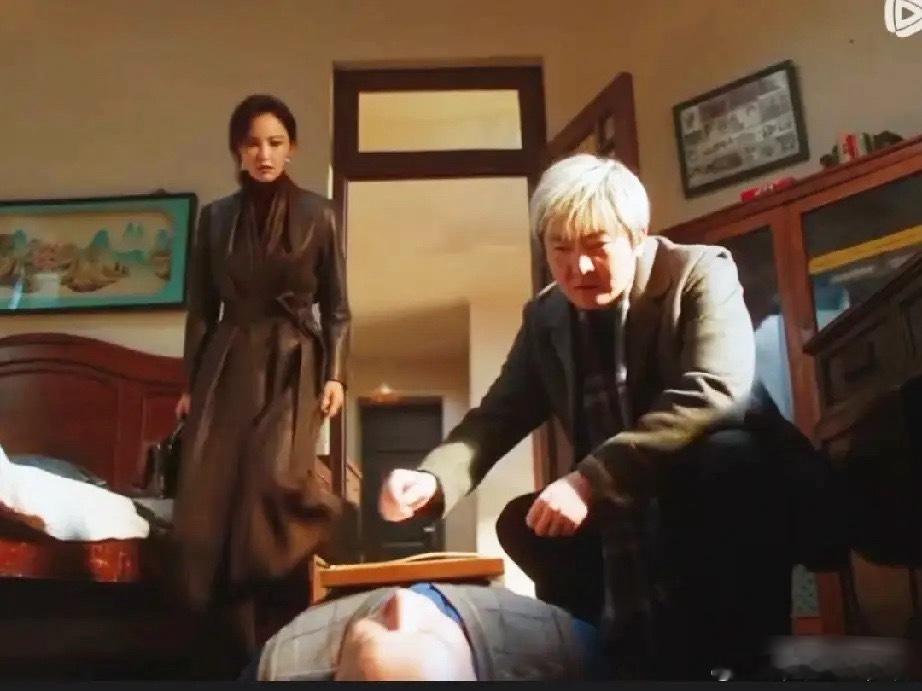 《老舅》姥爷死时身边没有一个人，他就躺在那块他从鼎庆楼拉来的牌匾上怀里抱着姥姥的