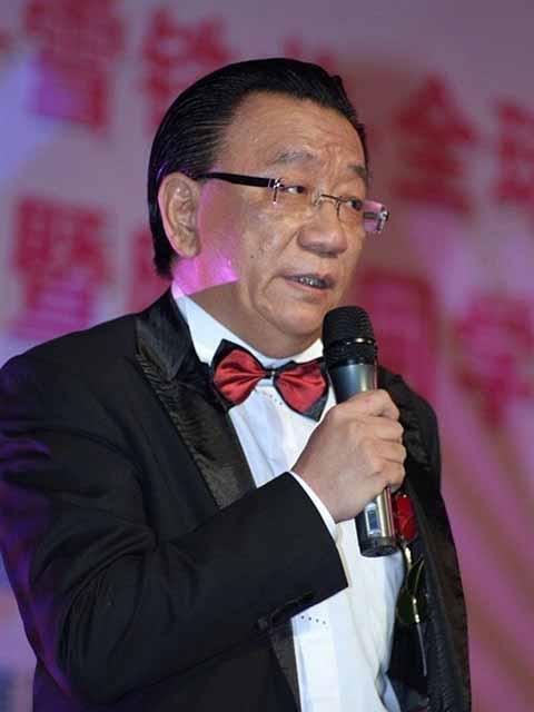 相声演员侯耀华在一次活动时笑谈，有人想把我弄下去，你弄的下去吗，我师爷是马三立，