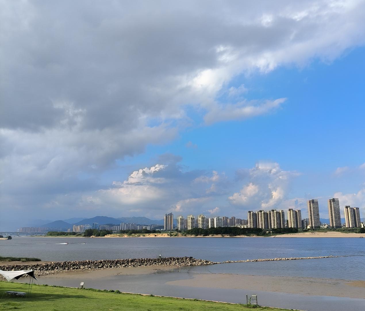 在福建这几年一直有一个争论，到底哪所大学排名第三，是福建师范大学还是福建农林大学