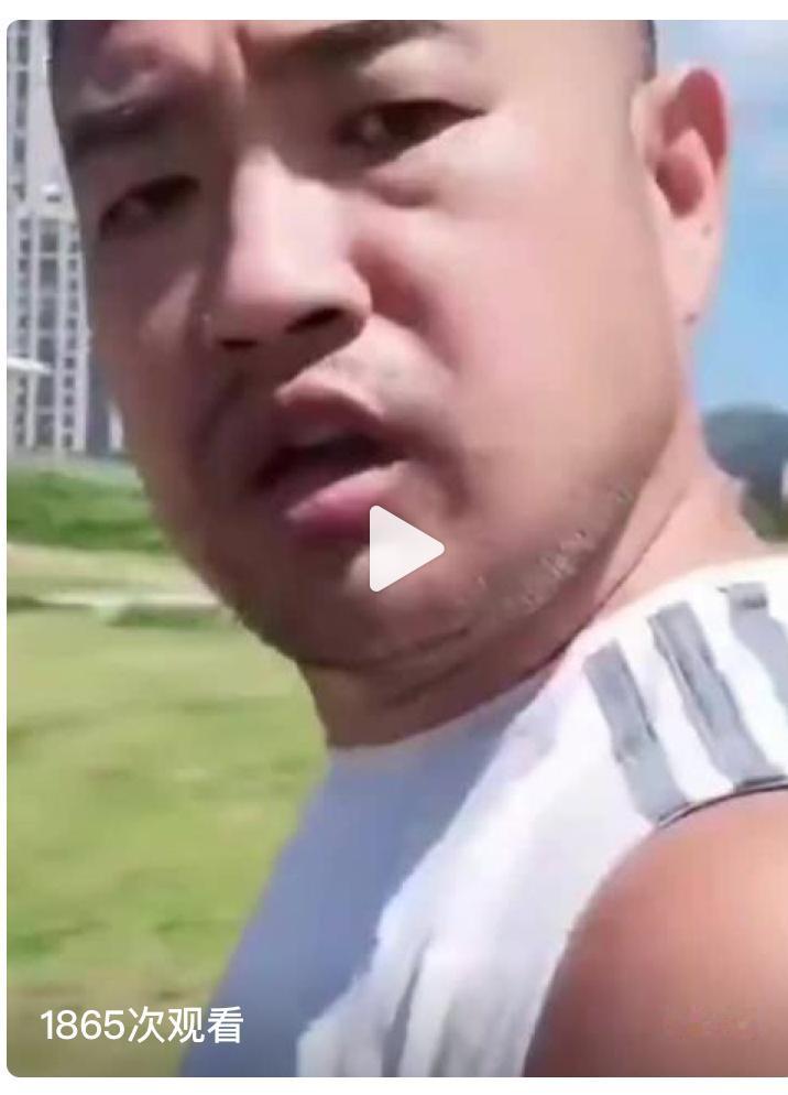 青岛崂山区海之恋公园一名女游客遭遇图中男子骚扰，事情发酵半个月后才被处理。8月