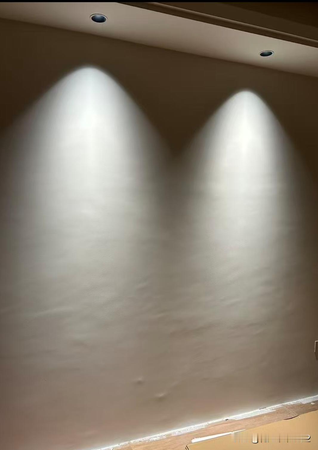 墙面顺平做出来就是这样的吗？翻大车了！！安装完灯一打开，我惊呆了，工头说是因为