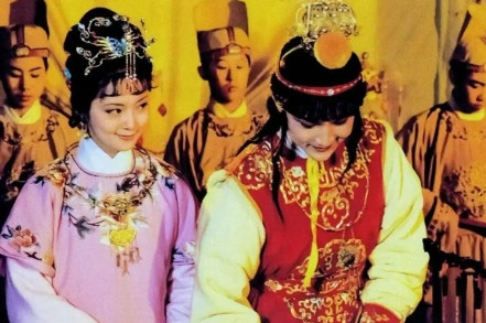 在一次节目中，欧阳奋强透露：当年他在《红楼梦》剧组曾暗恋一个女演员，她太漂亮了，