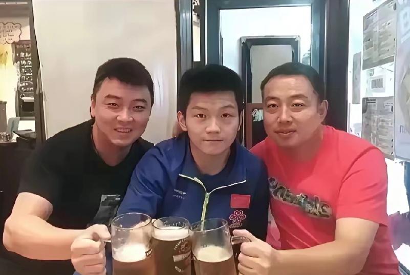 国乒这张合照太有梗了！樊振东被两大巨头夹在中间，像个被“投喂”的小朋友🍻