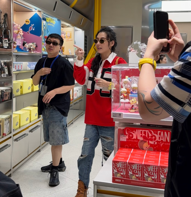 46岁张柏芝在海南三亚逛商场被偶遇她当天的打扮好时尚，扎着麻花辫，背着LV包包