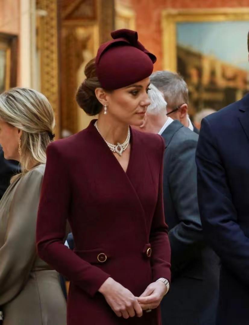 凯特的精神状态越来越好。之前，传言她的身体不好，不知真假，现在，感觉她的身体应该