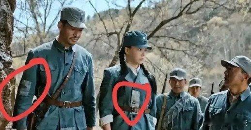 抗日神剧的导演什么脑回路？这女战士全身就纽扣那里有补丁，想表达什么？