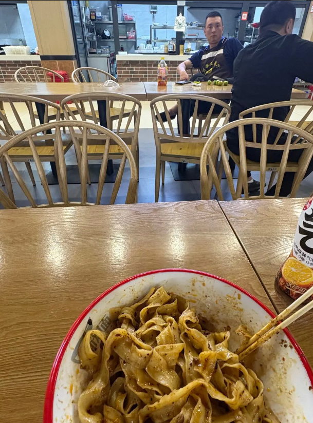 老板好像知道我没钱付面钱