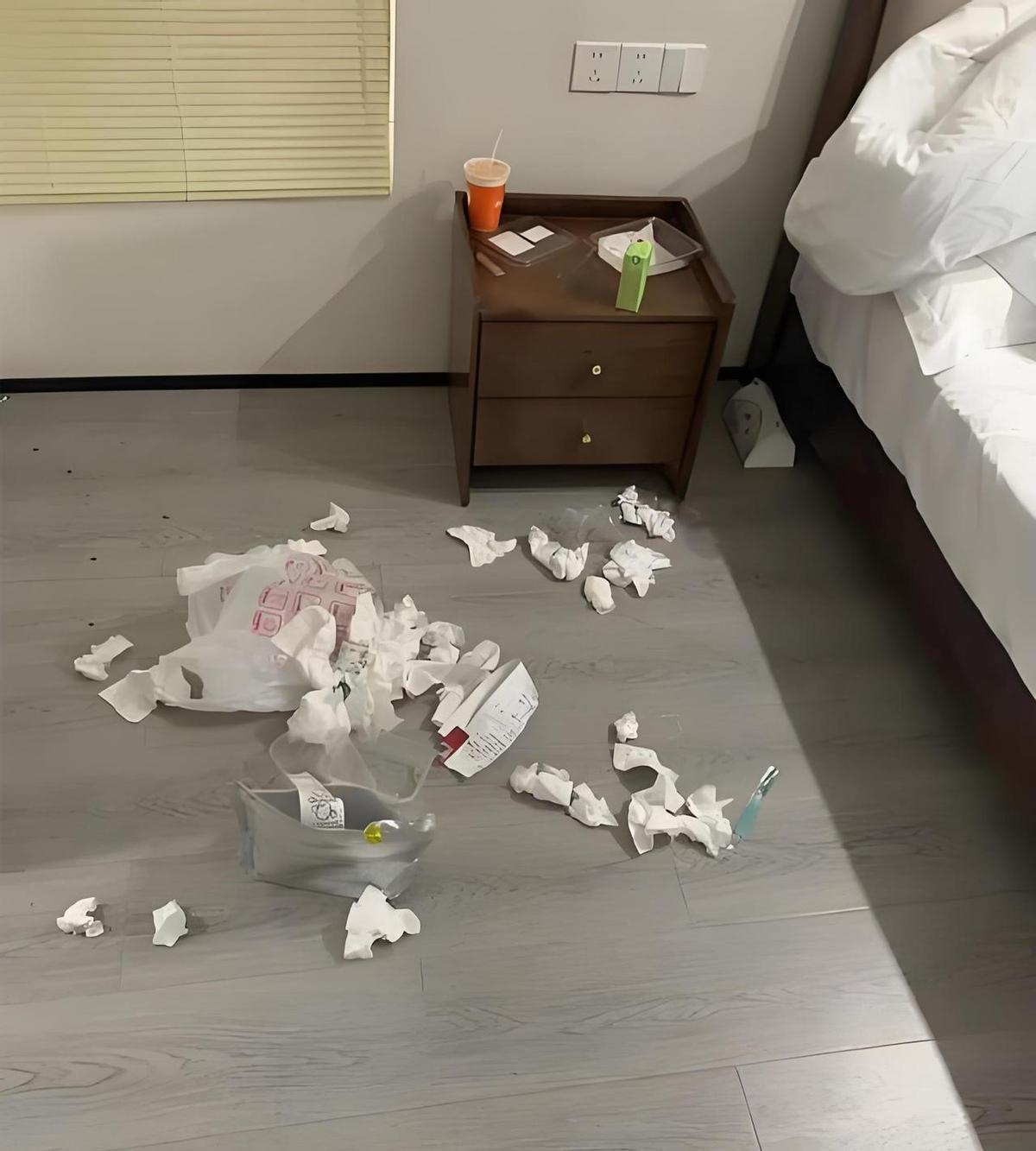 看见客房大姐蹲在钟点房门口揉腰，心里咯噔一下。她手里的床单裹着黏糊糊的奶茶渍