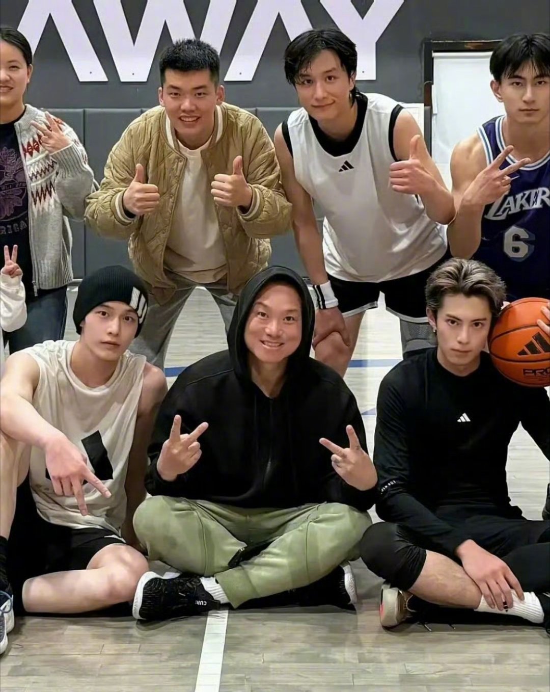 哇！两大帅哥同框打球还合照颜值也太顶了✨王鹤棣何与一起打球王鹤棣何与球场合照