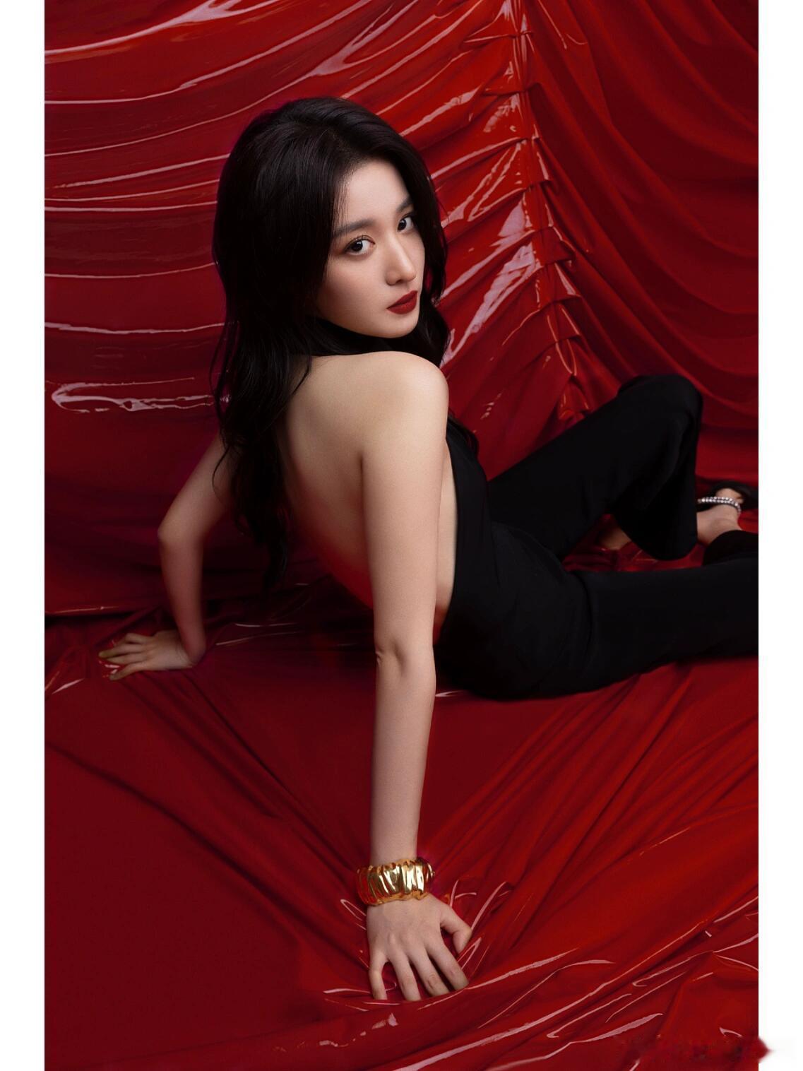 王楚然红唇怼脸，性感十足