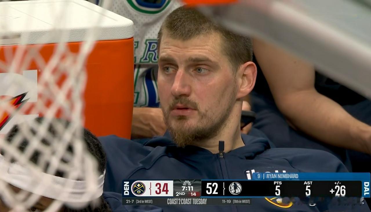 掘金超级巨星约基奇真是太沮丧了！在今天掘金客场挑战独行侠的比赛中，当时比赛进行到