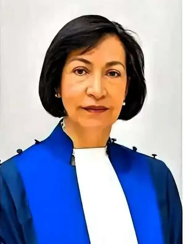 我问了在菲律宾开店的同学，ICC为什么迟迟不裁决老杜的临时释放请求。他翻