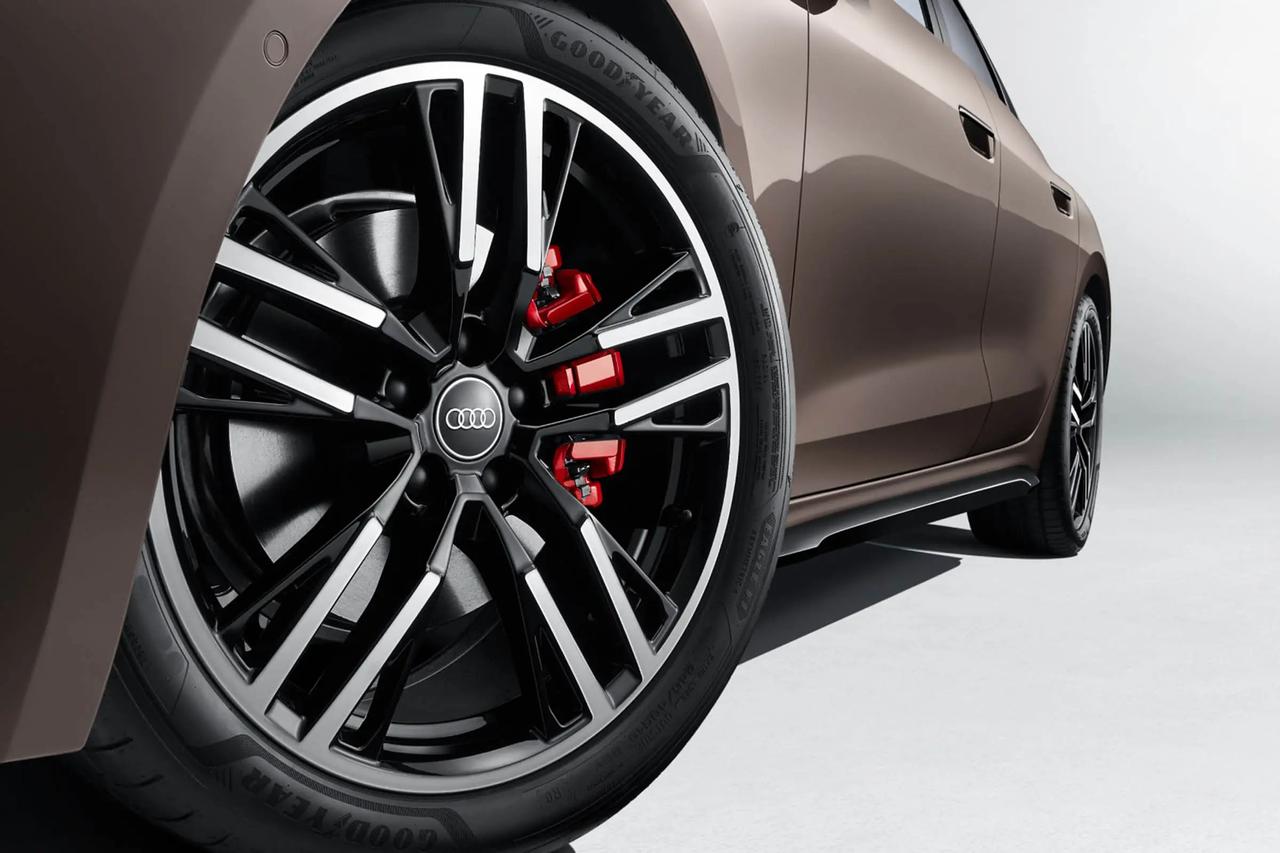 奥迪车主和销售小哥集体松口气！继排量标、电动标接连翻车后，奥迪又为自己的“脑洞命