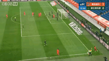 没想到绝对没想到最先进球的竟然是青岛海牛队谁都没有想到，青岛海牛从成都蓉