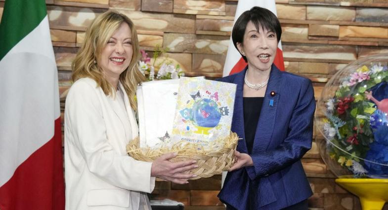 日本首相高市早苗16日为来访的意大利总理梅洛尼庆祝生日。梅洛尼15日迎来49