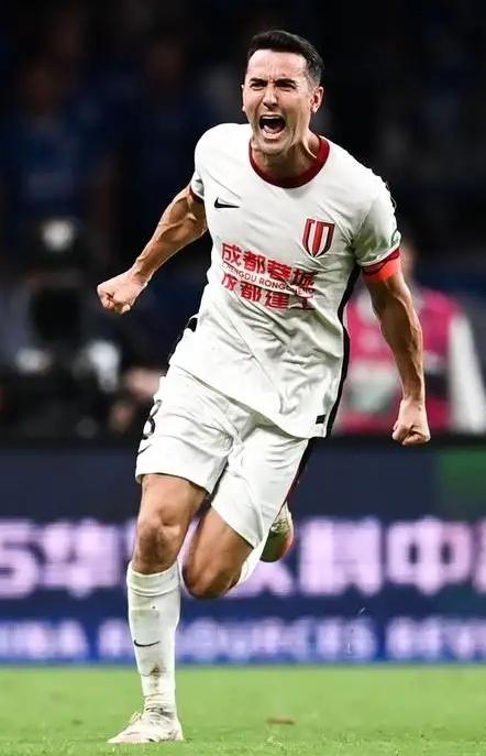 周定洋不想离开蓉城但架不住其团队一系列业余操作！首先是赛季中期，其团队和俱乐部谈