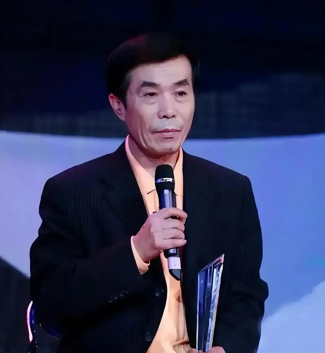 何庆魁被张艳茹哭着求回家这事我刷到后心里咯噔一下。九十年代他跟着高秀敏跑剧组，