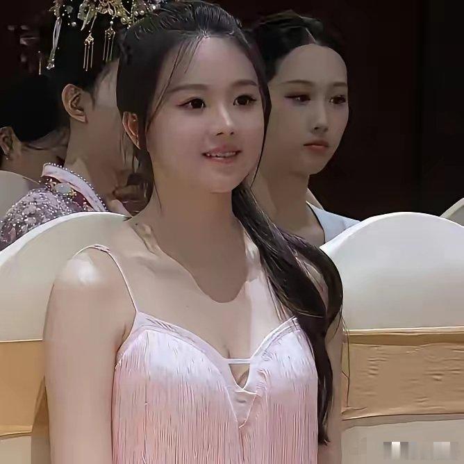 陪室友参赛，结果自己拿下三冠军！广西19岁女孩一条带竹编元素的礼服，直接把全网网
