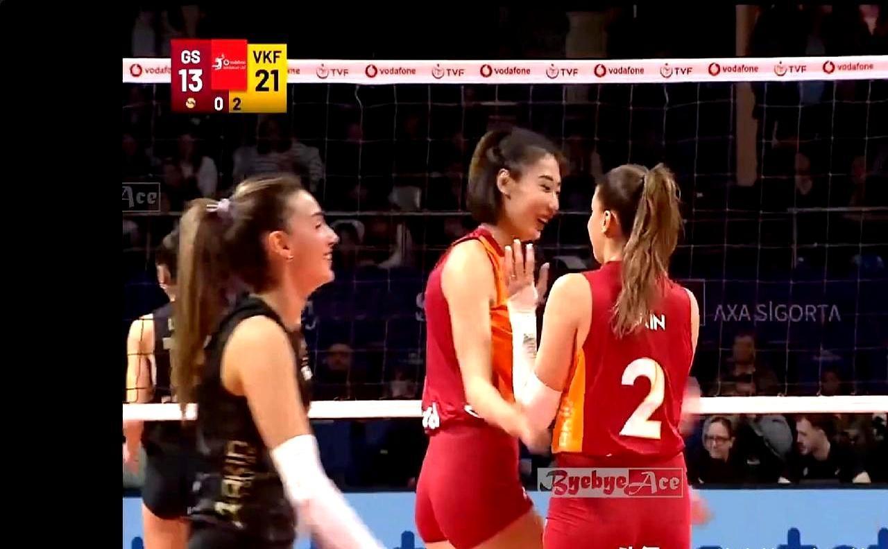 留洋首战，便豪取十五分。拦网如铜墙铁壁，对方主攻六次叩关，尽数被她摁在网前