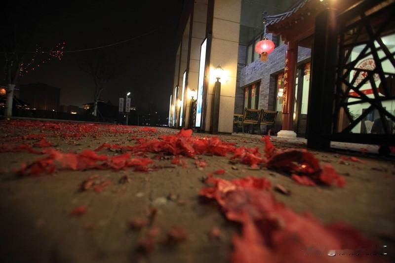 烟花污染和化工厂污染哪个大，没法简单下结论。放烟花时，会释放大量二氧化硫、氮氧