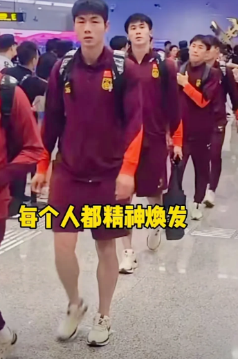 国足失利后调整心态的能力，实在令人不得不服！抵达重庆，面对球迷和媒体，在一片“
