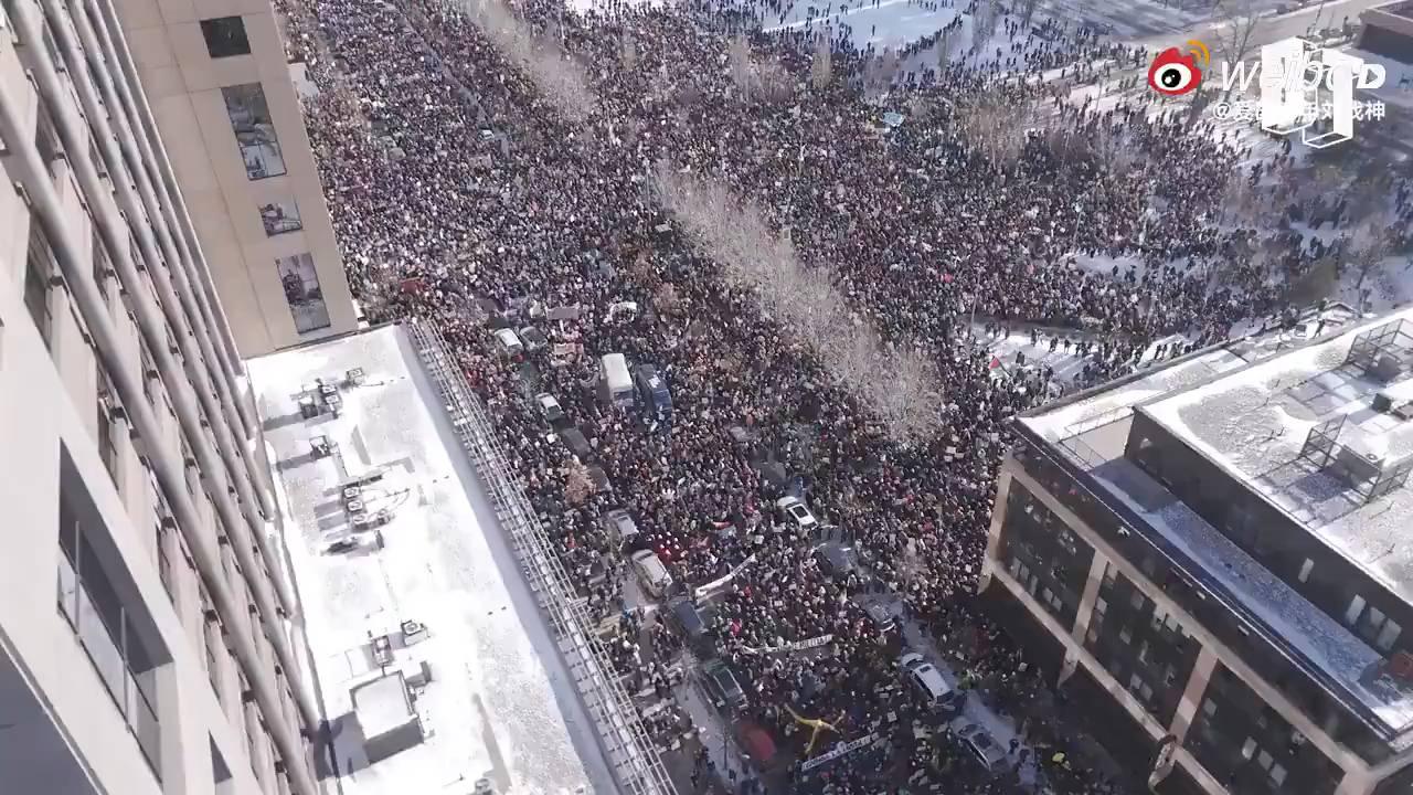 历史首次！美国明尼苏达全州数十万人罢工罢课罢市，抗议ICE暴行