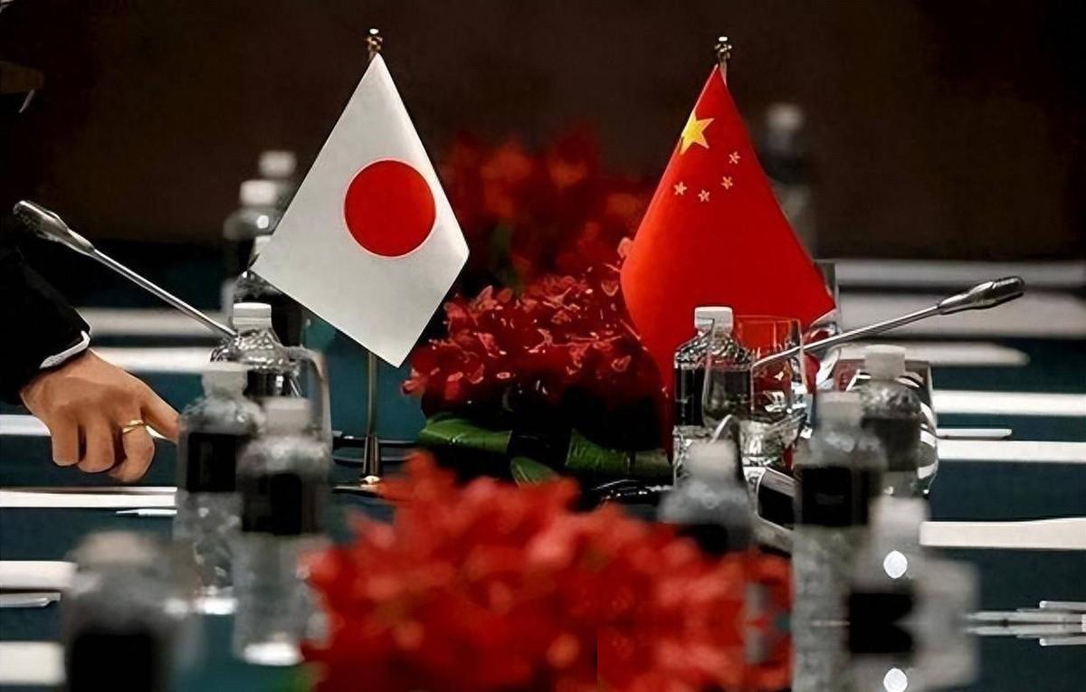 只要一提到海对面的那个邻居，咱们网上的情绪基本就是一边倒，可以说是百分之百带着满